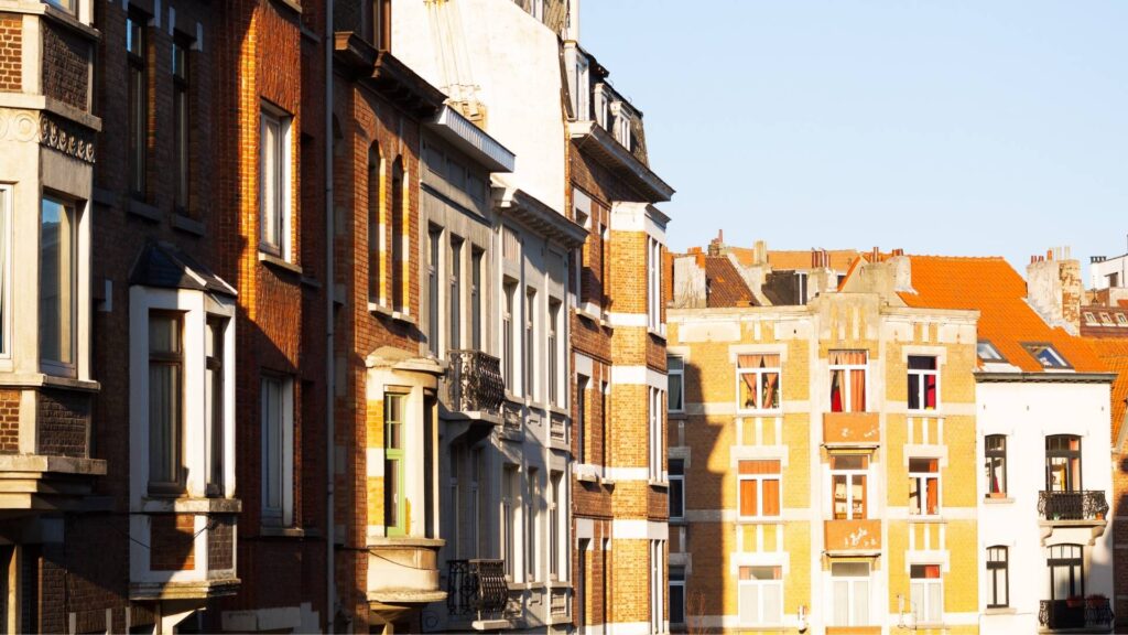 Dépannage châssis Ixelles : Façades ensoleillées d'une rue ixelloise